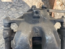 Суппорт тормозной Toyota Corolla E210 E210 2018- Перед. Лев.