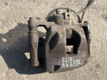 Суппорт тормозной Toyota Corolla E210 E210 2018- Перед. Лев.