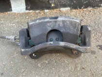 Суппорт тормозной Kia Stinger J5 2017- Перед. Лев.