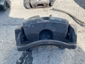 Суппорт тормозной Kia Stinger J5 2017- Перед. Прав.