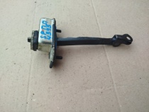 Ограничитель двери Kia Sportage QL 2015-2021 Перед. Прав.