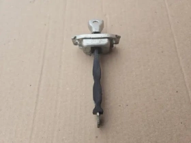 Ограничитель двери Mitsubishi Outlander 3 GF 2012-2022 Задн. Лев.