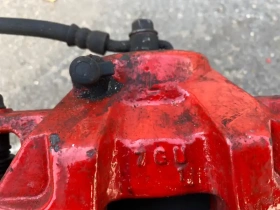 Суппорт тормозной Kia Stinger J5 2017- Перед. 