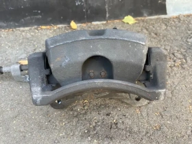 Суппорт тормозной Kia Stinger J5 2017- Перед. Лев.