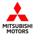 Логотип и автомобили бренда Mitsubishi, контрактные запчасти на складе