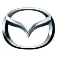 Логотип автомобильной марки Mazda на фоне капота