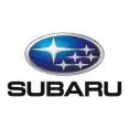 Логотип и автомобили бренда Subaru на фоне дороги