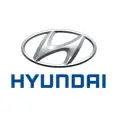 Логотип автомобильного бренда Hyundai на фоне деталей с авторазбора